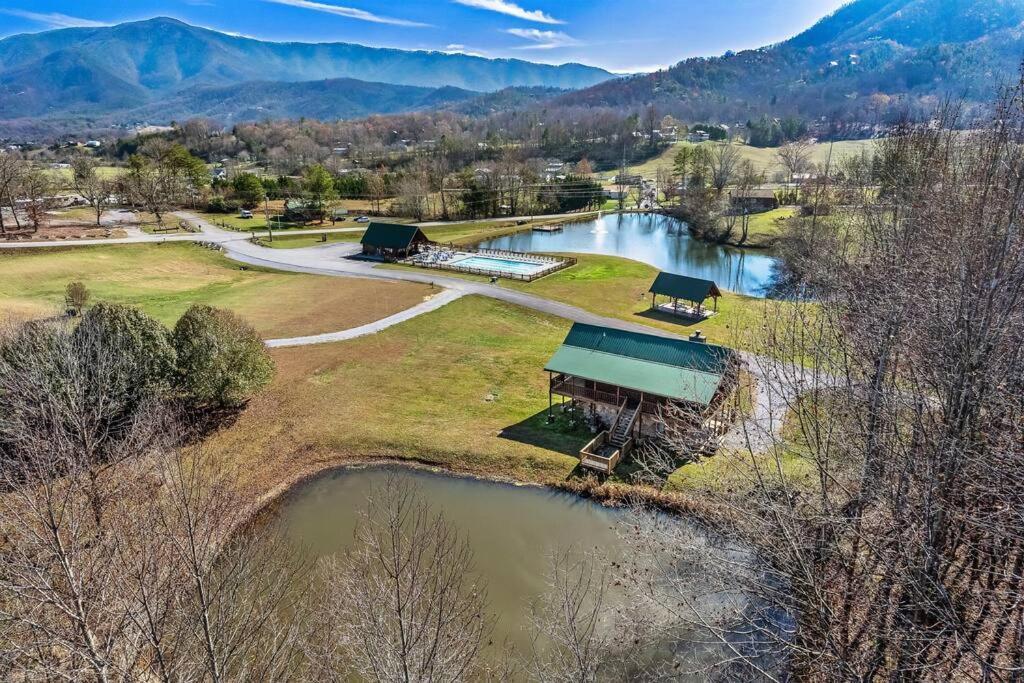 Villa Spectacular Mtns Views With Private Hot Tub With Pool Table And Private Pond Sevierville Exterior foto